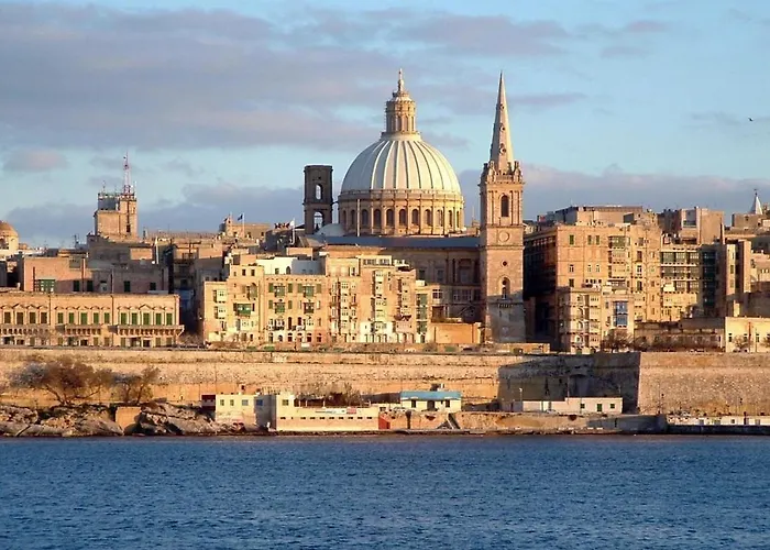 Seaside Bliss - 3Br Holiday Apartment Sliema